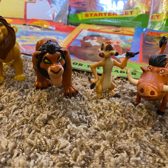 Large lot of vintage Lion King party decorations and miscellaneous items - Picture 2 of 9